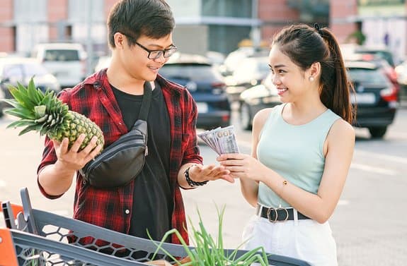 No, cash does NOT carry coronavirus, says WHO