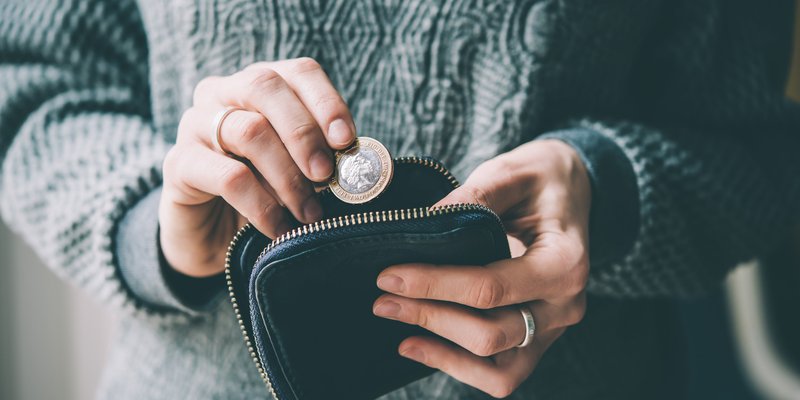 367090025_woman_purse_pound_coin_120620.original