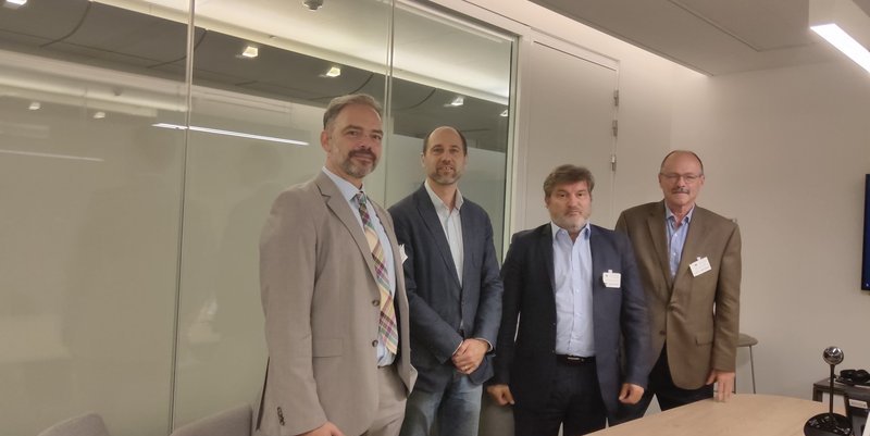 Frane_with_Delegates_in_Brussel.max-800x600