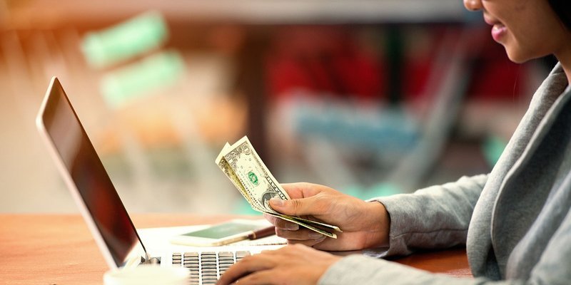 Woman-laptop-cash-dollars-HEADER-shutterstoc.max-800x600