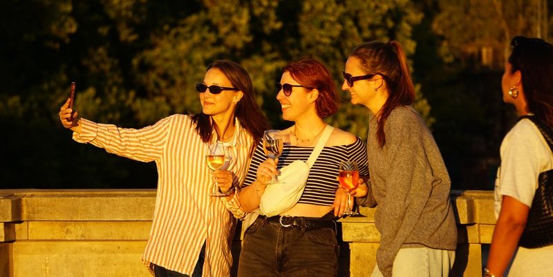 Young_people_taking_pictures_together_Berlin.max-800x600